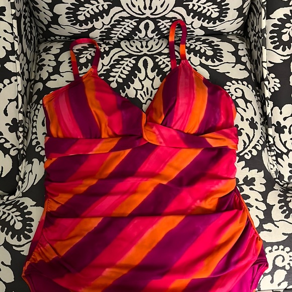 Ladies Beach Club Twist OnePiece, Multi Color, Slimming Swimsuit by RALPH LAUREN - Picture 2 of 16